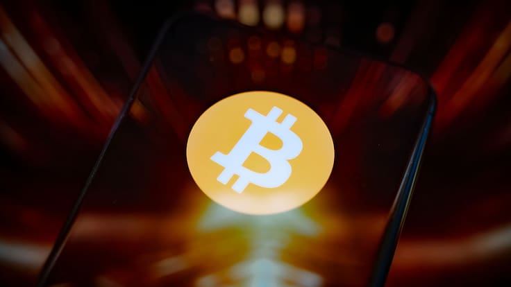 Bitcoin se desploma y borra todas sus ganancias del año: experta explica qué pasa con las criptomonedas