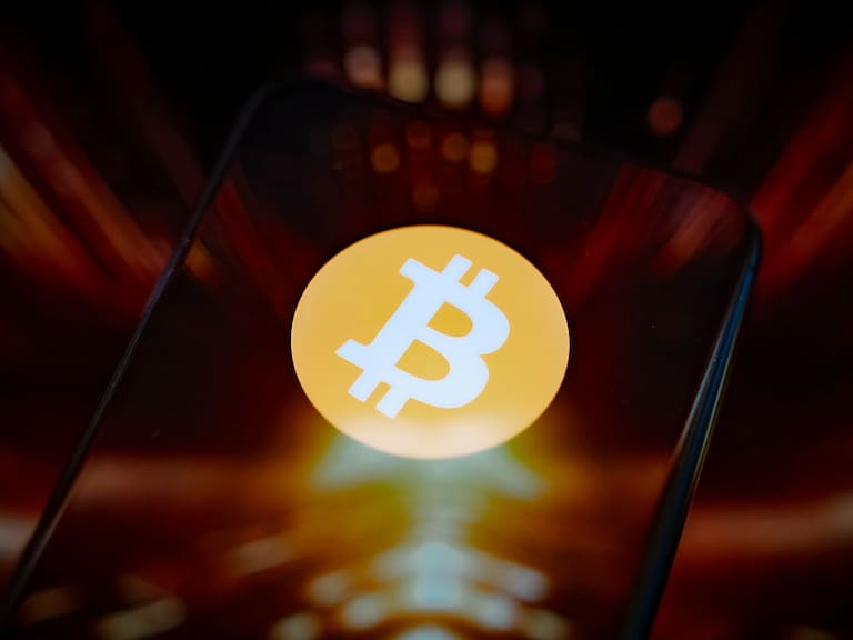 Bitcoin se desploma y borra todas sus ganancias del año: experta explica qué pasa con las criptomonedas