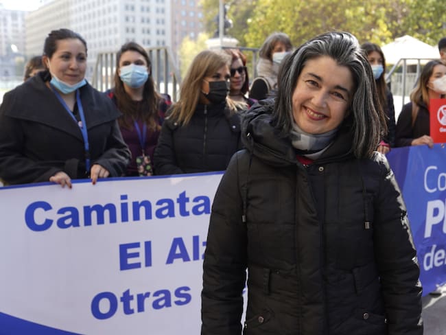 Paulina Urrutia participa en marcha por el Alzheimer: «Es importante que Chile no olvide a los que olvidan»