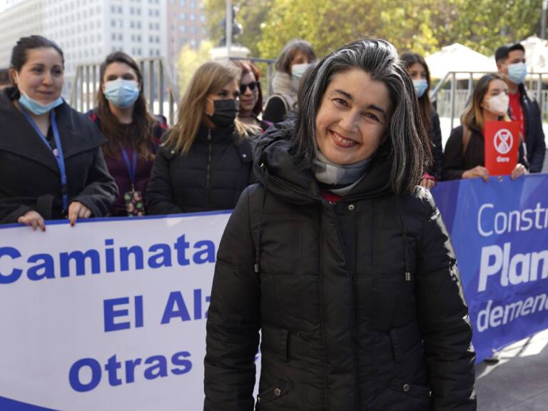 Paulina Urrutia participa en marcha por el Alzheimer: «Es importante que Chile no olvide a los que olvidan»