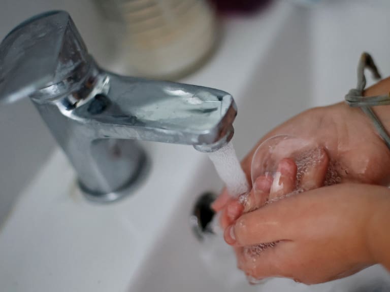 Por hasta 11 horas: Aguas Andinas anuncia corte de agua en Santiago este martes 14 de abril en 2 comunas de la RM