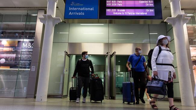 Viajeros llegan a Londres desde París tras la decisión del gobierno francés