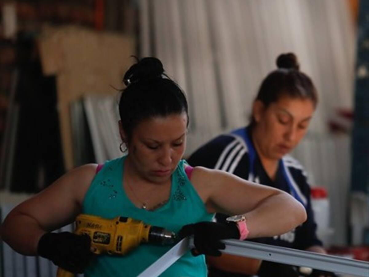 Gobierno estudia alza gradual en edad de jubilación a mujeres nacidas desde 1970