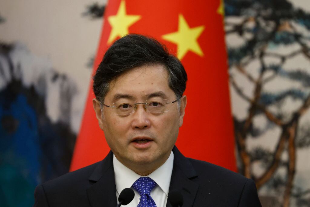 El ministro de relaciones exteriores de China, Qin Gang, ante la prensa