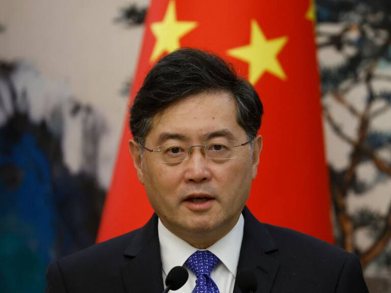 El ministro de relaciones exteriores de China, Qin Gang, ante la prensa