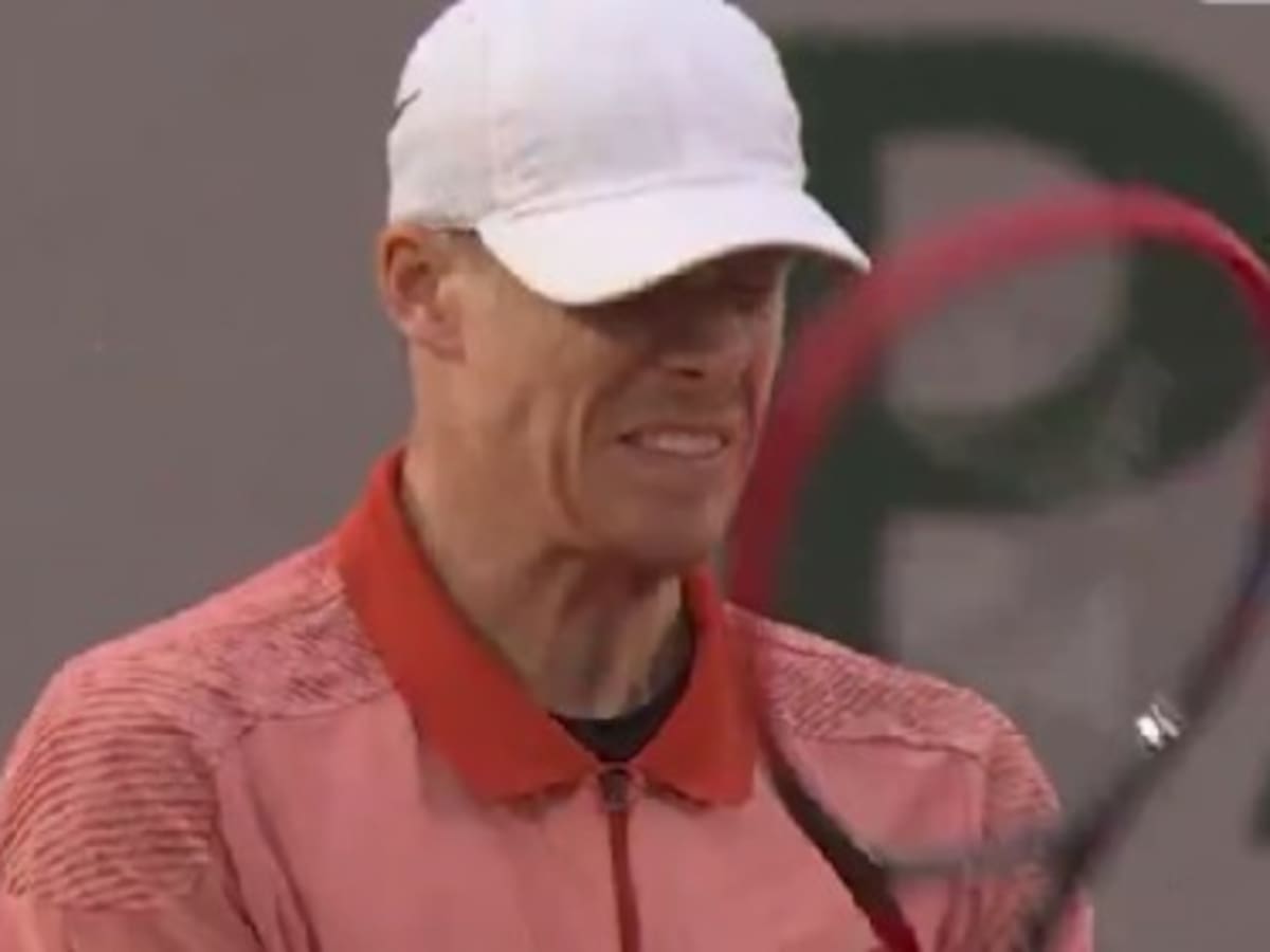 Raquetazos en la cabeza: la riesgosa reacción de Shapovalov tras perder un punto en Roland Garros
