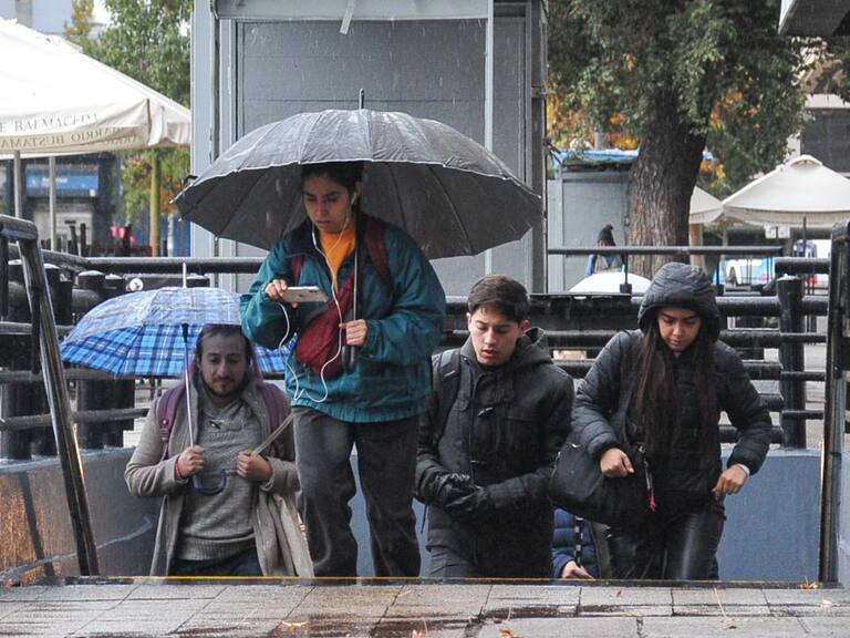 Lluvia en Santiago: Meteoróloga Michelle Adam detalla cuánta agua caerá este miércoles en la capital y cómo estará la temperatura