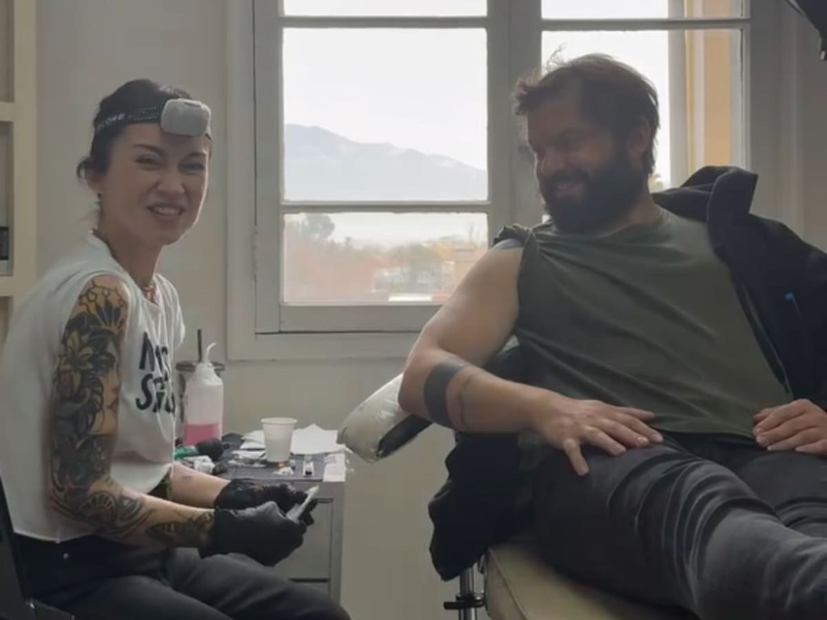 Gabriel Boric inmortaliza a su hija con tatuaje de violetas realizado por reconocida artista chilena