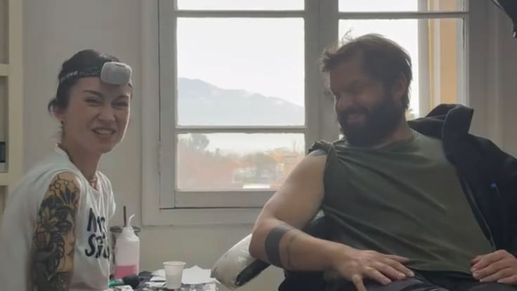 Gabriel Boric inmortaliza a su hija con tatuaje de violetas realizado por reconocida artista chilena