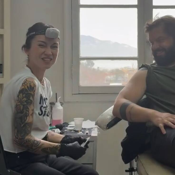 Gabriel Boric inmortaliza a su hija con tatuaje de violetas realizado por reconocida artista chilena