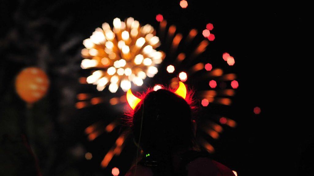 2 de enero de 2016 / SANTIAGOLa comuna de La Florida realiza un show pirotcnico llamado ÒBienvenido 2016Ó donde vecinos de la comuna se renen a ver el evento artstico y de fuegos artificiales. En la imagen, una nia mira los fuegos artificiales.
FOTO: SEBASTIAN BELTRAN GAETE / AGENCIUNO