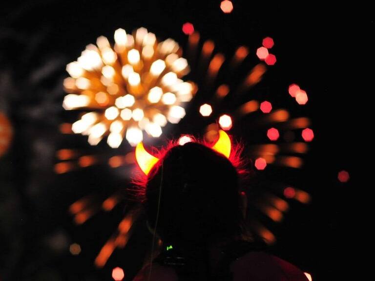 2 de enero de 2016 / SANTIAGOLa comuna de La Florida realiza un show pirotcnico llamado ÒBienvenido 2016Ó donde vecinos de la comuna se renen a ver el evento artstico y de fuegos artificiales. En la imagen, una nia mira los fuegos artificiales.
FOTO: SEBASTIAN BELTRAN GAETE / AGENCIUNO