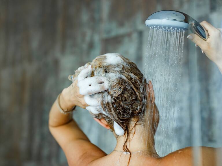 ¿Cada cuánto tiempo debería lavarme el pelo? Esta es la frecuencia ideal para los dermatólogos