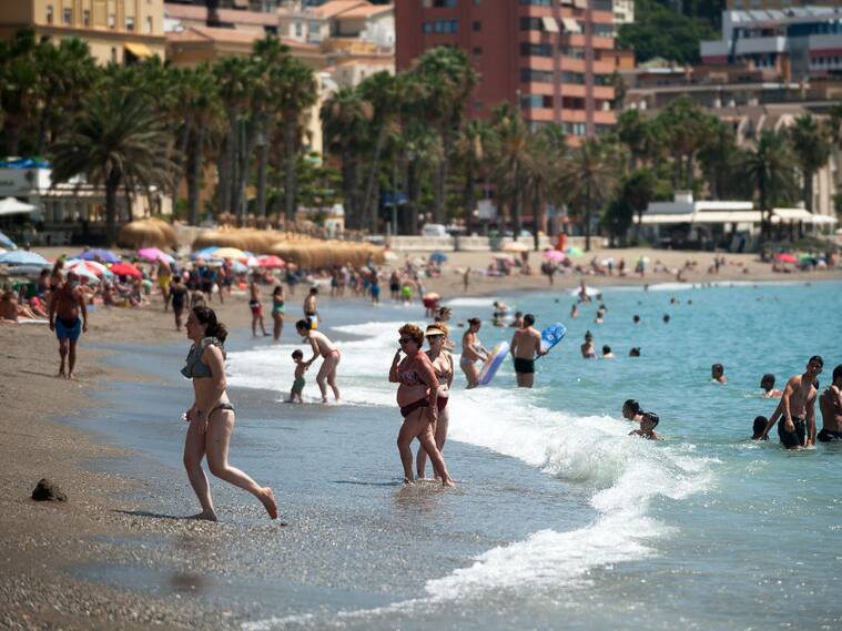 Las y los españoles en las playas de Málaga