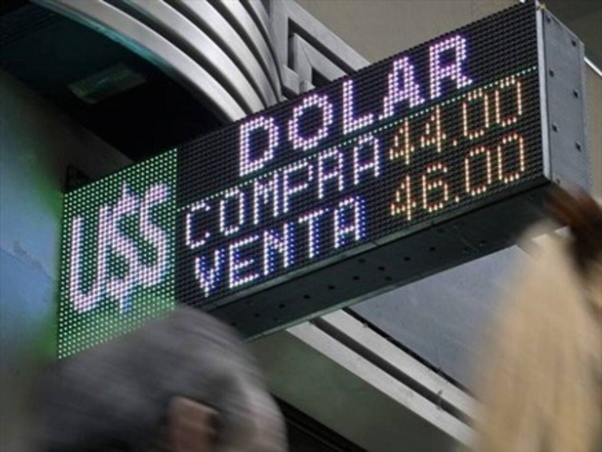 Argentina vive jornada con devaluación del peso, más el aumento de las tasas y del riesgo país