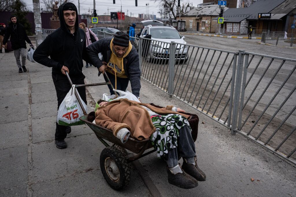 KYIV, UCRANIA – 5 DE MARZO: La gente evacua la ciudad de Irpin, al noroeste de Kiev, el día 10 de la guerra entre Rusia y Ucrania el 5 de marzo de 2022. (Foto de Wolfgang Schwan/Agencia Anadolu vía Getty Images)