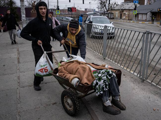 KYIV, UCRANIA – 5 DE MARZO: La gente evacua la ciudad de Irpin, al noroeste de Kiev, el día 10 de la guerra entre Rusia y Ucrania el 5 de marzo de 2022. (Foto de Wolfgang Schwan/Agencia Anadolu vía Getty Images)