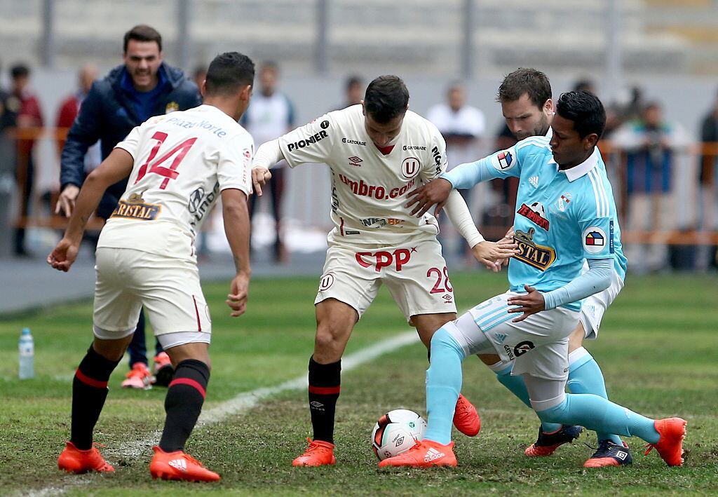 Universitario enfrentando a Sporting Cristal en la Liga 1