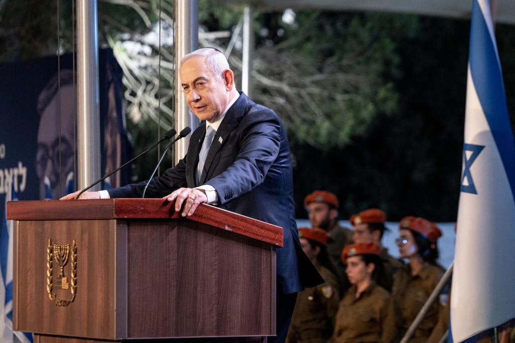 El primer ministro de Israel, Benjamin Netanyahu, habla durante un funeral.
