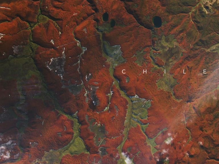 La NASA comparte imágenes de la Patagonia chilena teñida de rojo por un interesante proceso biológico
