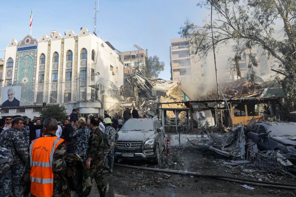 Edificio junto a la embajada de Irán en la ciudad de Damasco colapsa tras un nuevo bombardeo contra el territorio de Siria.