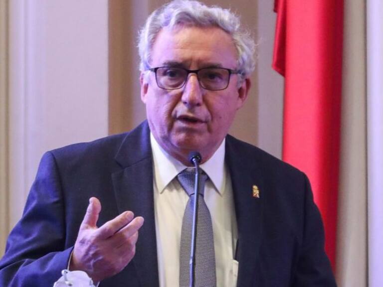 Ennio Vivaldi deja la rectoría de Universidad de Chile con guiño al club