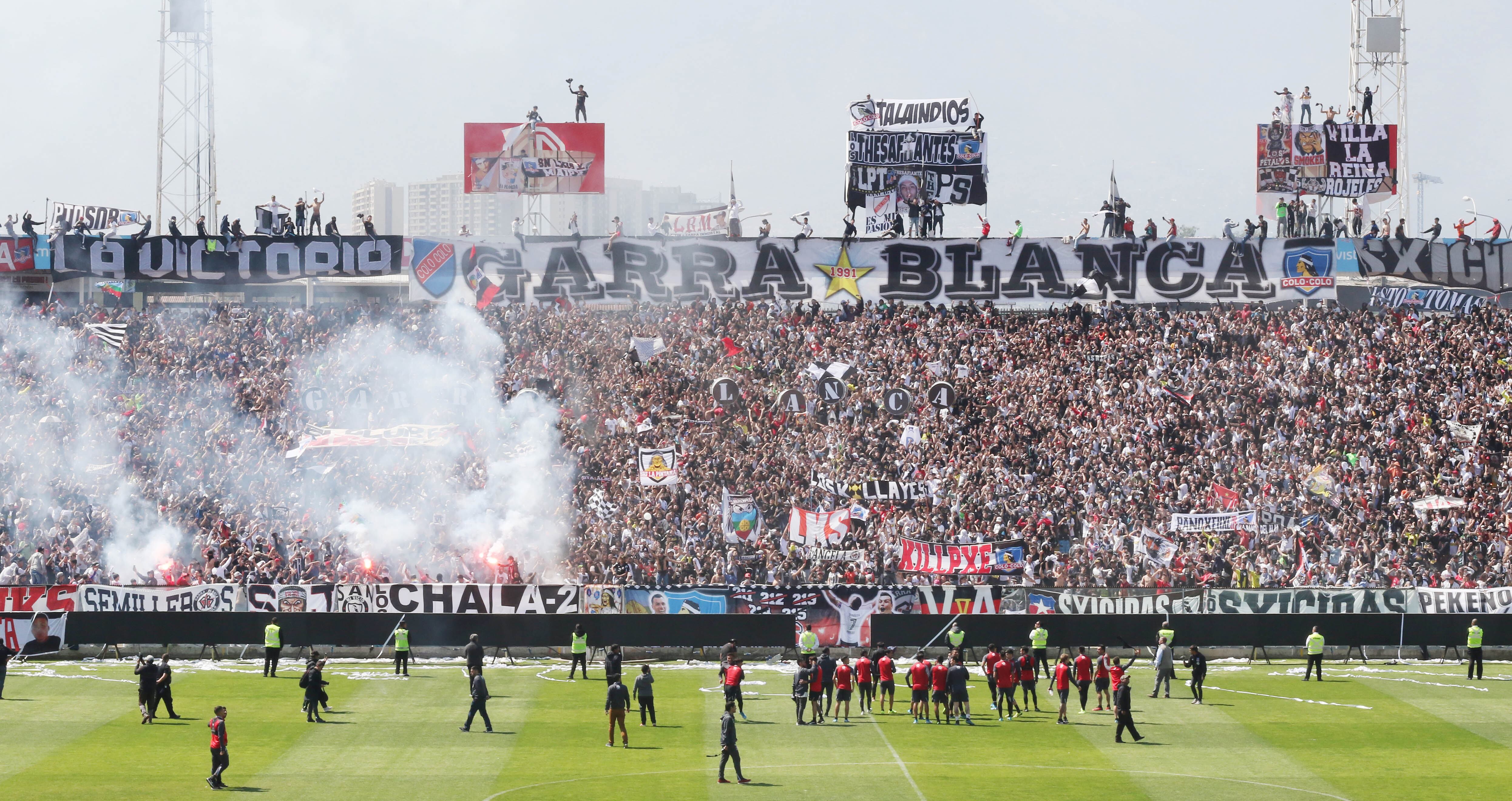 3 DE OCTUBRE DE 2019/SANTIAGOLon Hinchas de Colo Colo junto a la Garra Blanca, realizan en el Estadio Monumental el 
Arengazo, en el entrenamiento del primer equipo previo al clásico con Universidad de Chile el próximo 5 de Octubre.
FOTO: RODRIGO SAENZ/AGENCIAUNO