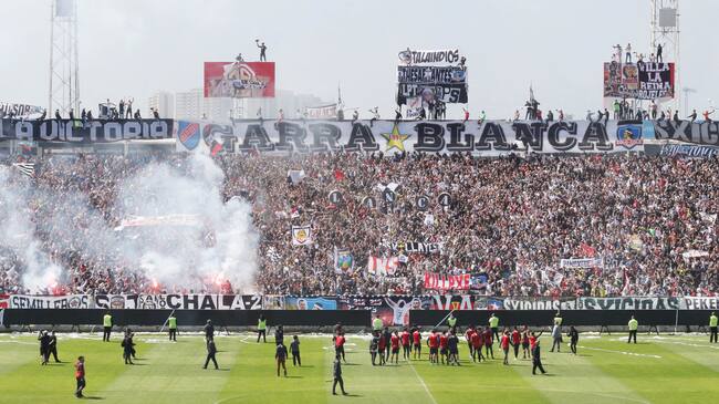 3 DE OCTUBRE DE 2019/SANTIAGOLon Hinchas de Colo Colo junto a la Garra Blanca, realizan en el Estadio Monumental el
Arengazo, en el entrenamiento del primer equipo previo al clásico con Universidad de Chile el próximo 5 de Octubre.
FOTO: RODRIGO SAENZ/AGENCIAUNO