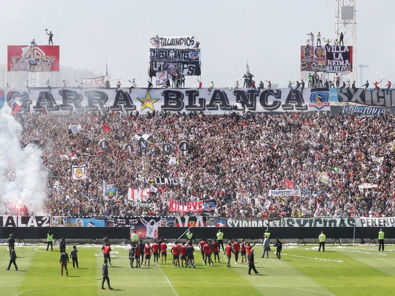 3 DE OCTUBRE DE 2019/SANTIAGOLon Hinchas de Colo Colo junto a la Garra Blanca, realizan en el Estadio Monumental el
Arengazo, en el entrenamiento del primer equipo previo al clásico con Universidad de Chile el próximo 5 de Octubre.
FOTO: RODRIGO SAENZ/AGENCIAUNO