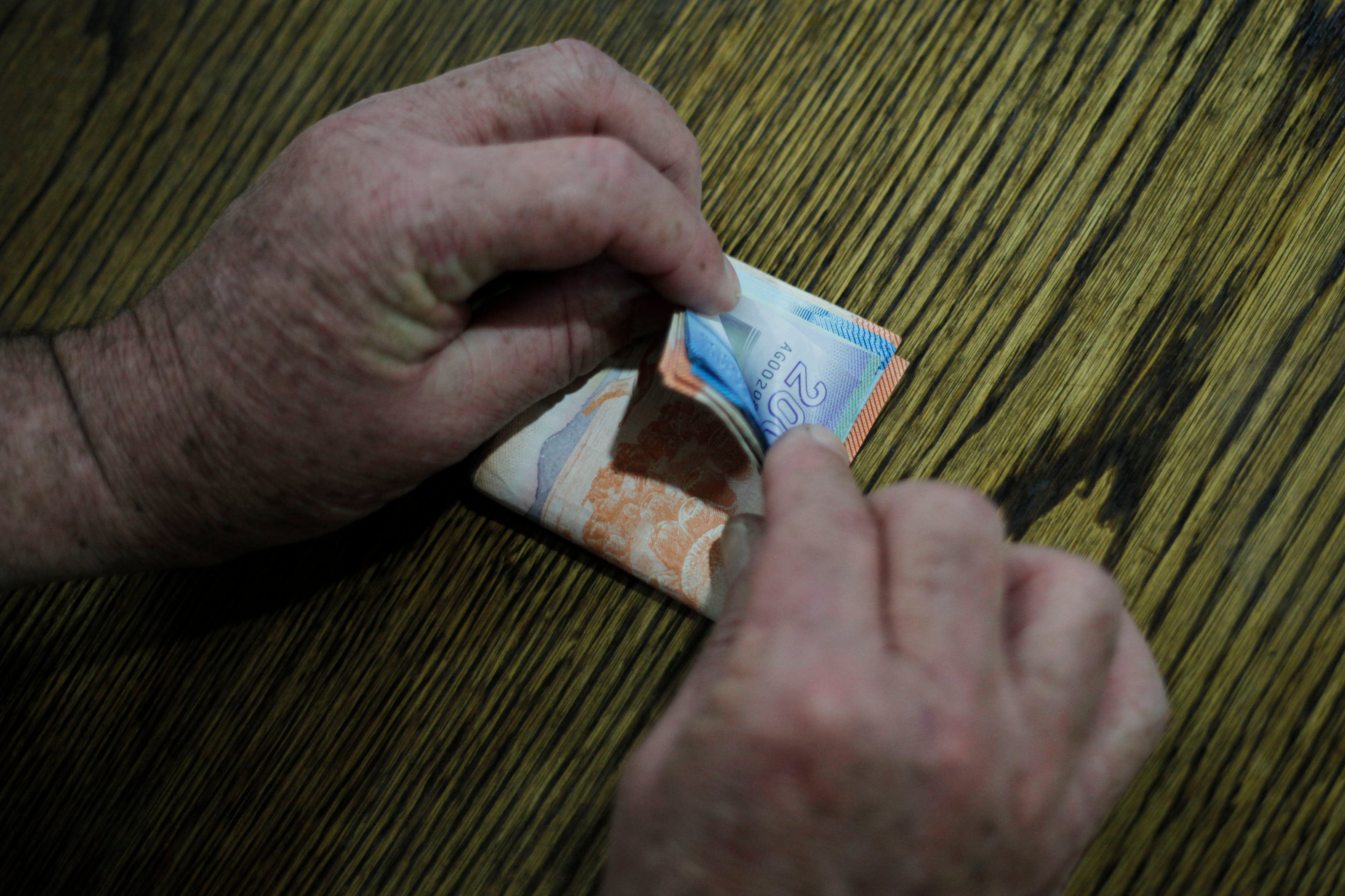 Detalle de billetes que suman 225 mil pesos, lo que equivale al salario mínimo que fue aprobado hoy por el senado.
FOTO: DAVID VON BLOHN/ AGENCIAUNO