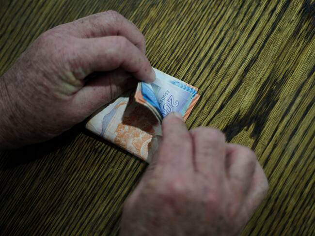 Detalle de billetes que suman 225 mil pesos, lo que equivale al salario mínimo que fue aprobado hoy por el senado.
FOTO: DAVID VON BLOHN/ AGENCIAUNO