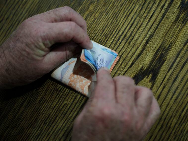 Detalle de billetes que suman 225 mil pesos, lo que equivale al salario mínimo que fue aprobado hoy por el senado.
FOTO: DAVID VON BLOHN/ AGENCIAUNO
