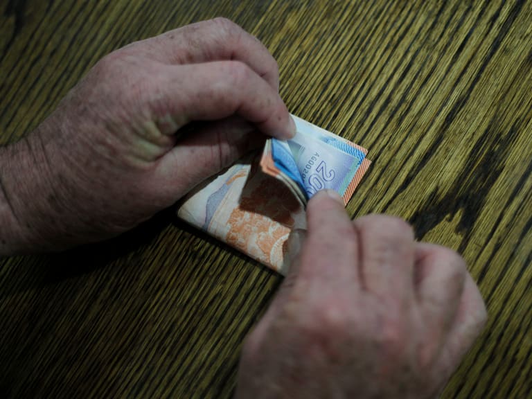 Detalle de billetes que suman 225 mil pesos, lo que equivale al salario mínimo que fue aprobado hoy por el senado. 
FOTO: DAVID VON BLOHN/ AGENCIAUNO