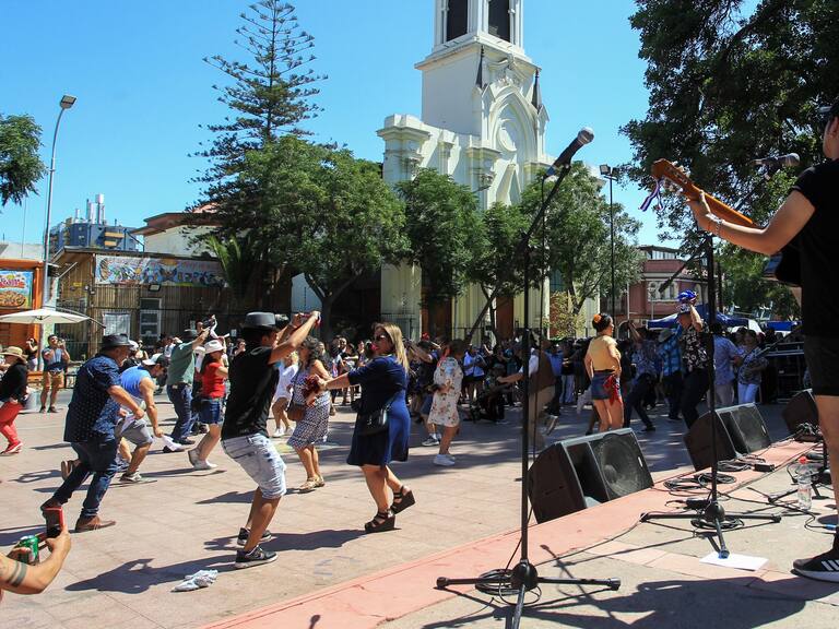 15 DE ENERO 2023/SANTIAGOEn el corazón del barrio Yungay, se lleva a cabo El Cuecazo del roto Chileno, celebración que cada año se toma las calles del tradicional Barrio.
FOTO:LUKAS SOLIS/AGENCIAUNO