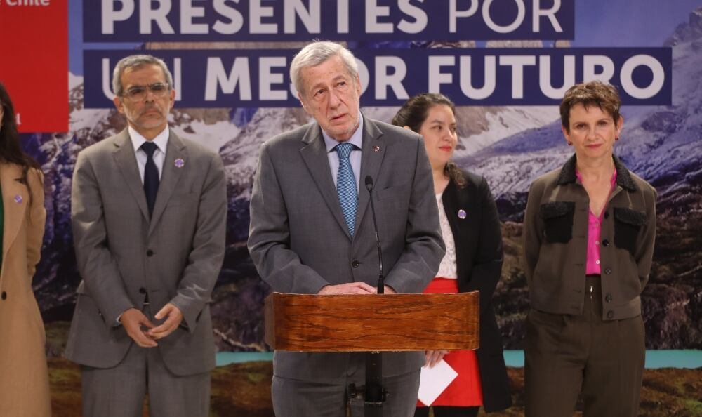 Agencia Uno | Los ministros de Justicia, Luis Cordero; de Relaciones Exteriores, Alberto van Klaveren; y del Interior, Carolina Tohá