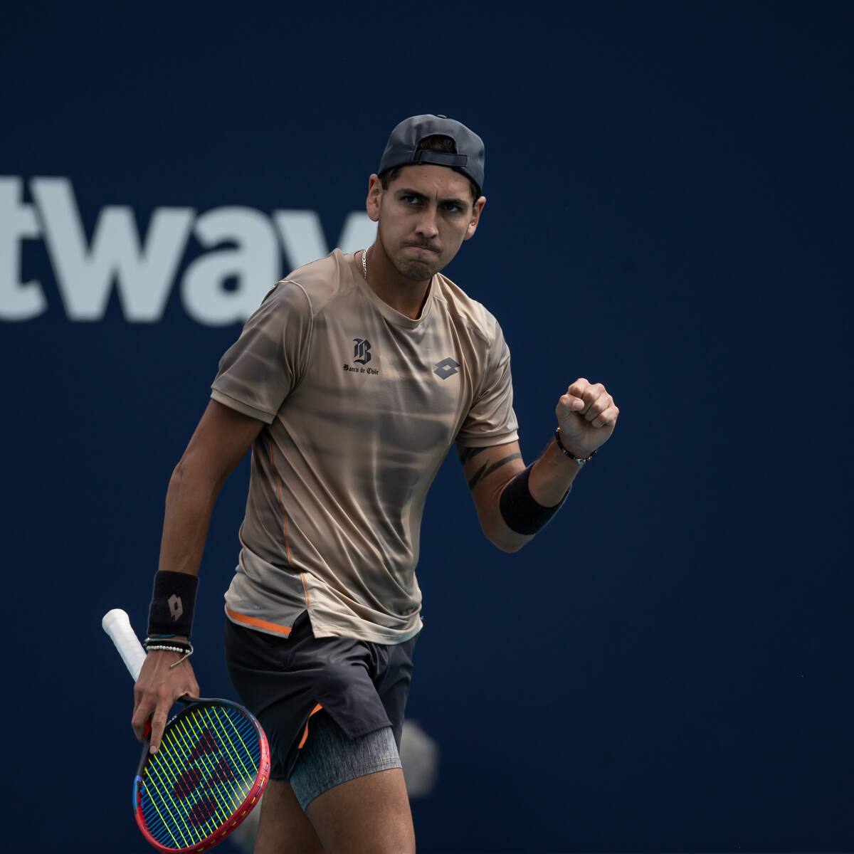 Alejandro Tabilo gana una dura batalla contra tenista local y avanza a cuartos de final en el Challenger de Aix-en-Provence