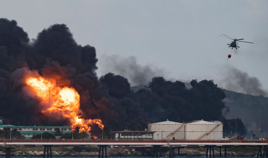 Un helicóptero combate el incendio de tanques de petróleo en Matanzas
