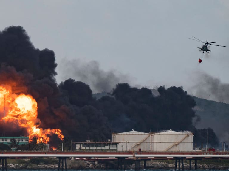 Un helicóptero combate el incendio de tanques de petróleo en Matanzas