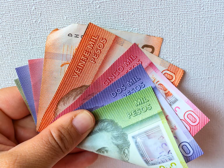 Esta semana se pagan dos bonos clave para los trabajadores en Chile: ¿Quiénes reciben hasta $678 mil en el año?