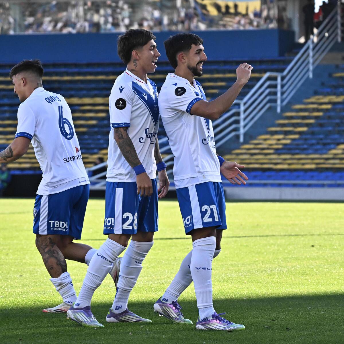 Sin los chilenos en cancha, Vélez Sarsfield se queda con la Supercopa Argentina