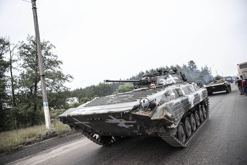 Tanques del ejército de Ucrania avanzan por la región de Járkov