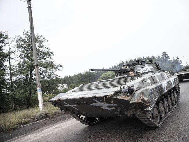 Tanques del ejército de Ucrania avanzan por la región de Járkov