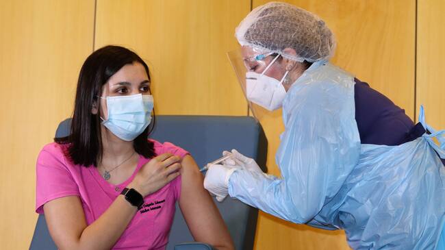 25 de Diciembre de 2020 / TALCAHUANO
Medico internista de Hospital Las Higueras de Talcahuano Sara Delgado es vacunada como la primera funcionaria de la salud de la region del Bio Bio, durante el estado de catastrofe de la pandemia covid-19
FOTO: RODRIGO GAJARDO / AGENCIAUNO