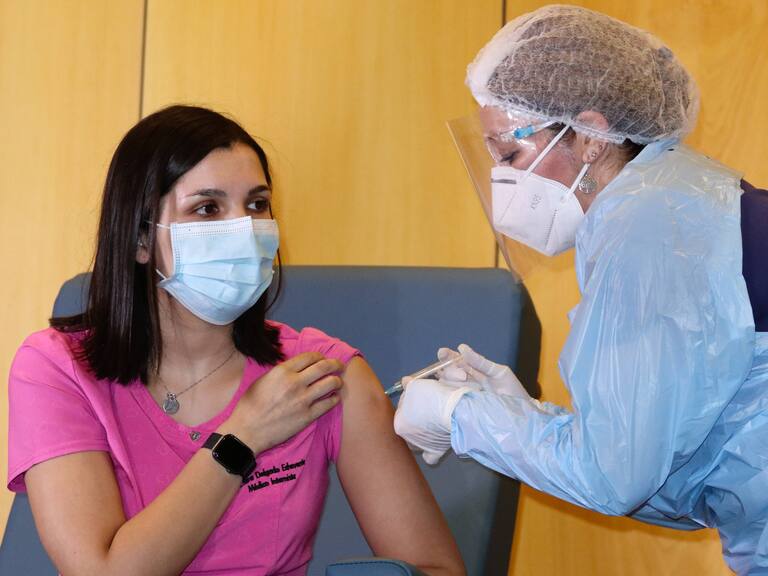 25 de Diciembre de 2020 / TALCAHUANO
Medico internista de Hospital Las Higueras de Talcahuano Sara Delgado es vacunada como la primera funcionaria de la salud de la region del Bio Bio, durante el estado de catastrofe de la pandemia covid-19
FOTO: RODRIGO GAJARDO / AGENCIAUNO