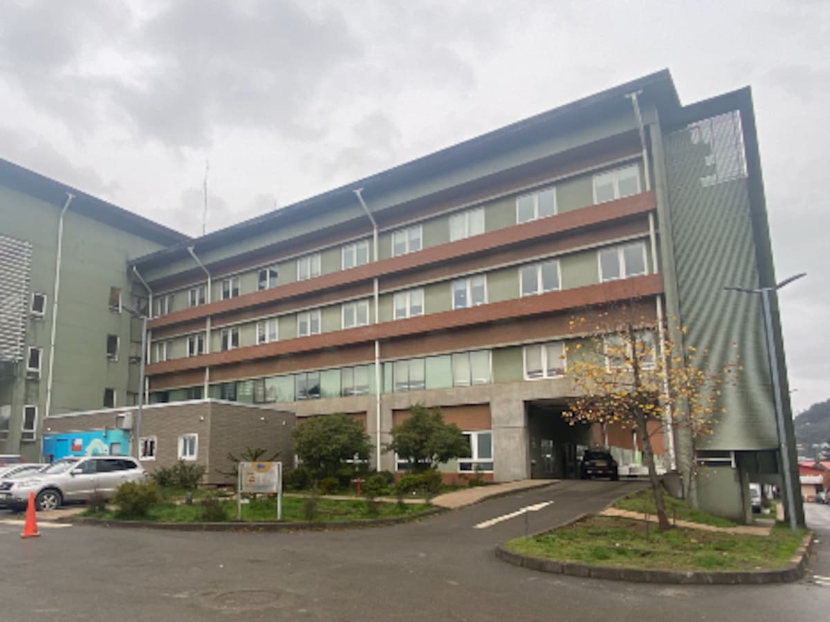 Adulto mayor muere tras caer desde cuarto piso de hospital en Curanilahue