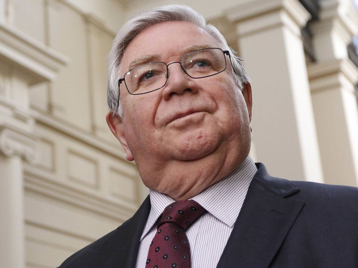 Exministro de la Corte Suprema Lamberto Cisternas fue hospitalizado con pronóstico de Covid-19