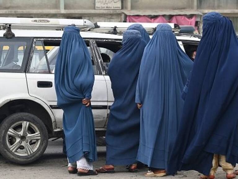 Las temidas restricciones y prohibiciones del régimen talibán a las mujeres