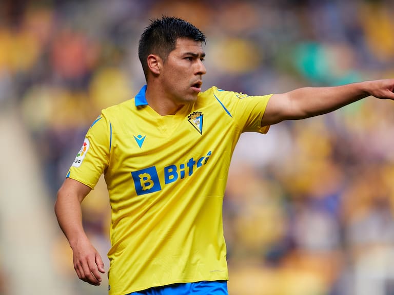 Revelan fuerte pelea de Tomás Alarcón con un compañero de equipo: DT tomó drástica decisión con el chileno