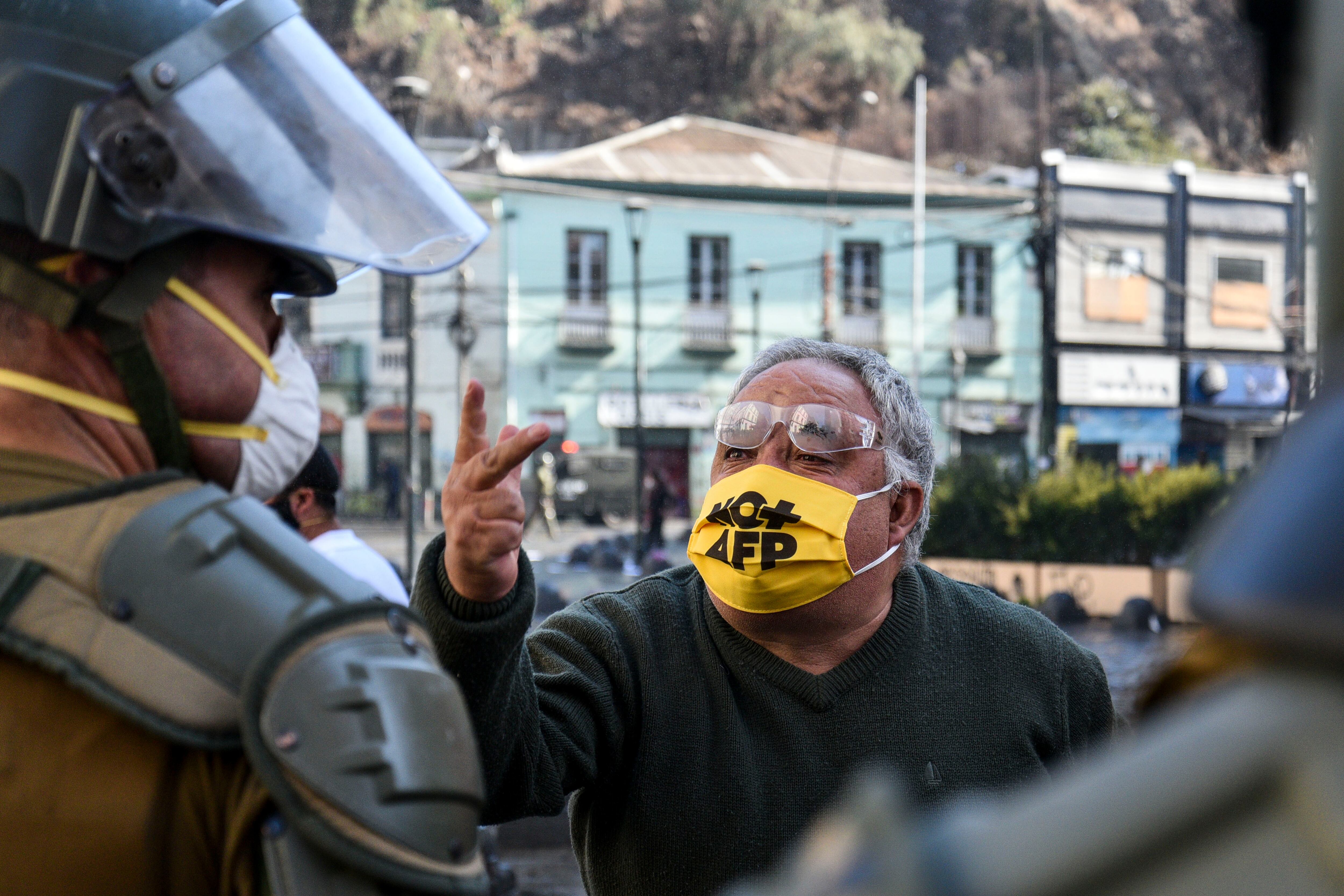 01 DE MAYO DE 2020/VALPARAISOUn hombre usando una mascarilla con la consigna "No + AFP" encara a Carabineros durante una nueva manifestacin en el Da del Trabajador, que fue rpidamente reprimida por Carabineros, agrediendo y deteniendo incluso a la prensa que se encontraba registrando en el lugar. Todo esto en el contexto de Pandemia debido al Covid-19, que prohibe las aglomeraciones de ms de 50 personas.
FOTO: MIGUEL MOYA/AGENCIAUNO