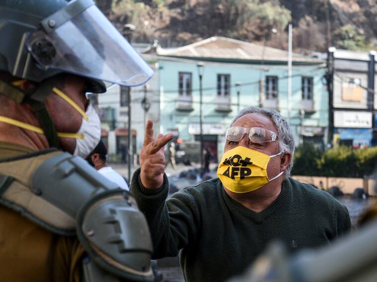 01 DE MAYO DE 2020/VALPARAISOUn hombre usando una mascarilla con la consigna "No + AFP" encara a Carabineros durante una nueva manifestacin en el Da del Trabajador, que fue rpidamente reprimida por Carabineros, agrediendo y deteniendo incluso a la prensa que se encontraba registrando en el lugar. Todo esto en el contexto de Pandemia debido al Covid-19, que prohibe las aglomeraciones de ms de 50 personas.
FOTO: MIGUEL MOYA/AGENCIAUNO